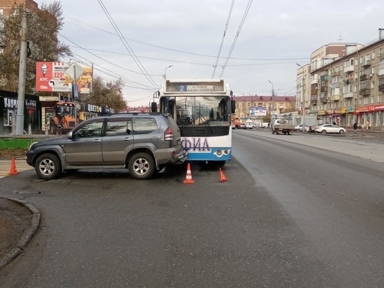 Есть пострадавшие: в Омске джип врезался в троллейбус
