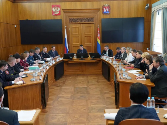 Алиханов предложил поднять зарплаты сотрудникам регионального правительства