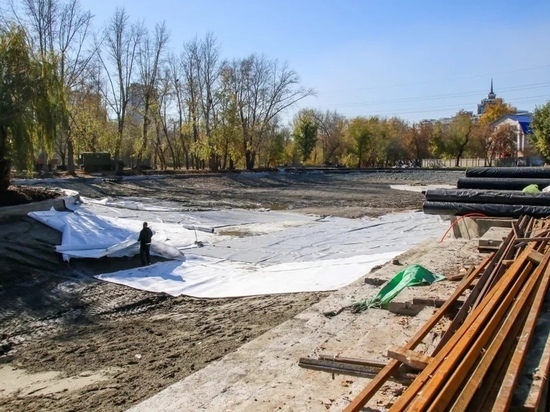 В барнаульском парке «Изумрудный» восстанавливают водоем, беседку и мостик