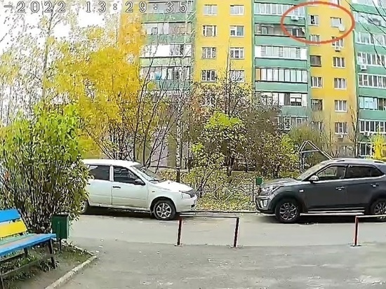 В Курске мужчина выпал из окна 10-этажного дома и разбился насмерть