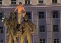 Ночью с 18 на 19 октября в Норильске обнаженный по пояс мужчина забрался на памятник — скульптурную группу «Металлургам Норильска»