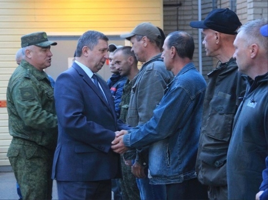 В Сальске проводили мобилизованных мужчин