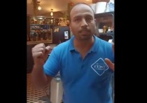 В соцсетях распространяется видео, на котором мужчина красноречивыми жестами выпроваживает из ресторана автором съемки