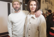 Владимир Кристовский с женой появились на премьере фильма в кинотеатре " Художественный...