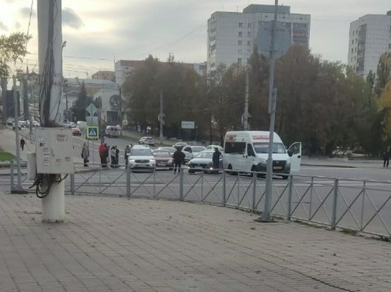 В Курске возле рынка произошло массовое ДТП с маршрутным такси