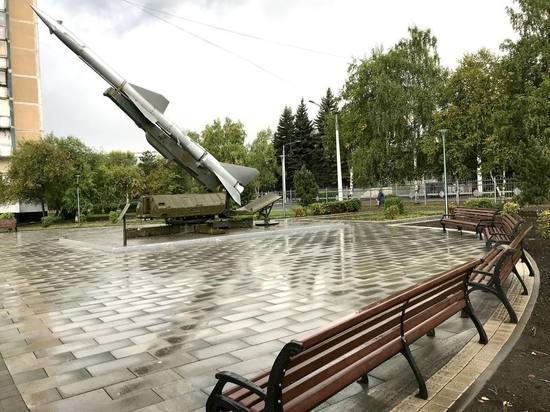 Глава Новокузнецка пришел в ужас от поведения детей, которые прыгали по постаменту в обновленном сквере Жукова