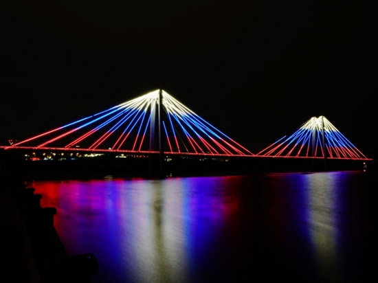 В Красноярске мосты горят триколором в честь фестиваля Дмитрия Хворостовского