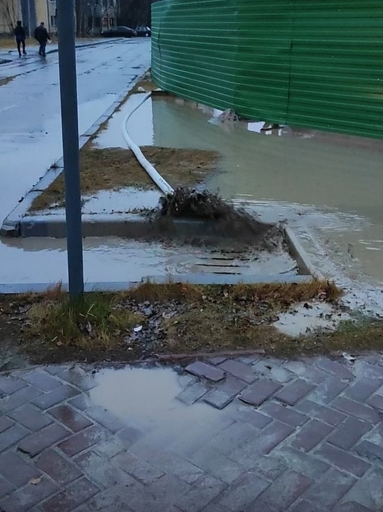 На улице в Губкинском забил фонтан грязной воды