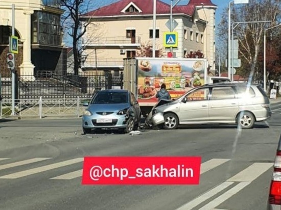 Два автомобиля столкнулись на перекрестке Ленина — Бумажная в Южно-Сахалинске