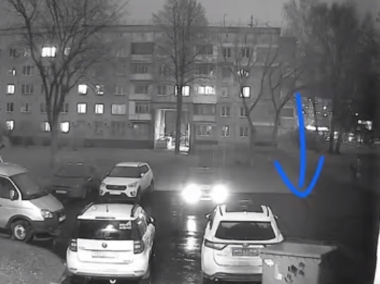 Мусорный контейнер влетел в припаркованную в кемеровском дворе машину