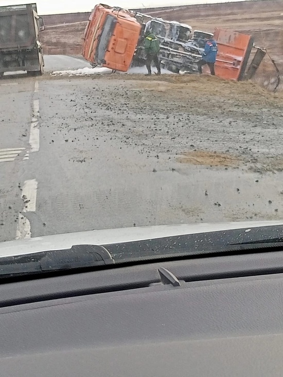 Груженый самосвал опрокинулся на бок на дороге в Лабытнанги
