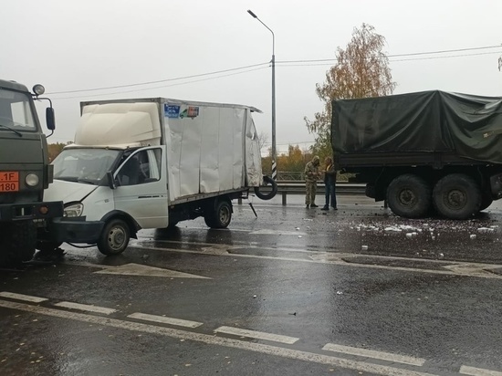 Под Курском на объездной образовалась пробка из-за ДТП с военным КамАЗом и «Газелью»