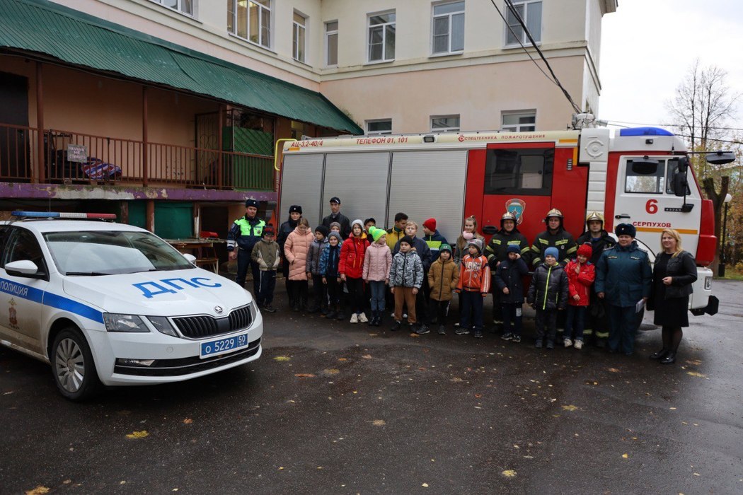Юные жители Серпухова встретились с сотрудниками полиции и пожарными