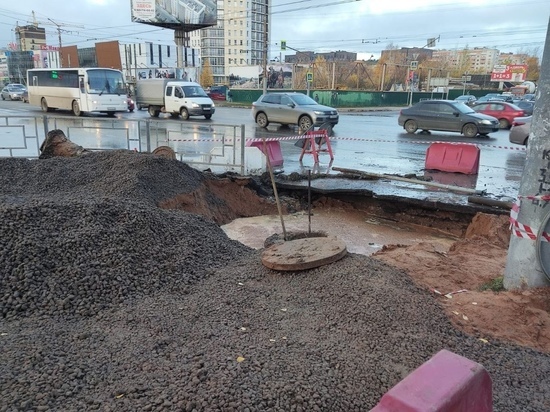 Поворот направо с улицы Петина на Ленинградскую ограничен в Вологде из-за аварии на канализационной сети
