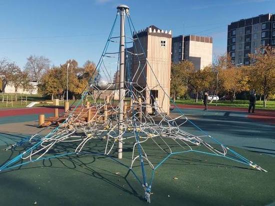 Экологичная детская площадка появилась в Яблоневом саду в Сланцах
