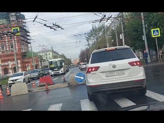 На улице Циолковского в Рязани рабочие разрыли уложенный летом асфальт