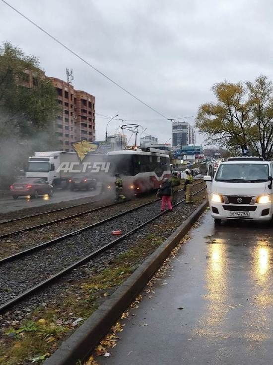 В Ленинском районе Новосибирска на ходу загорелся трамвай