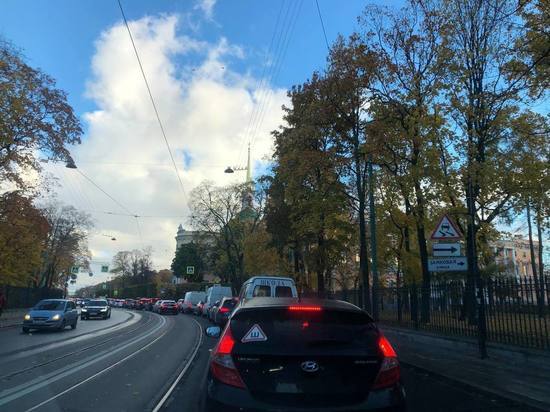Пробка из-за аварии на Выборгском шоссе у ТЦ «Паргос» рассосалась