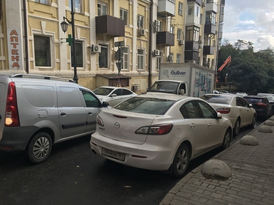 В Ростове из-за небольшого ДТП парализовало переулок Соборный