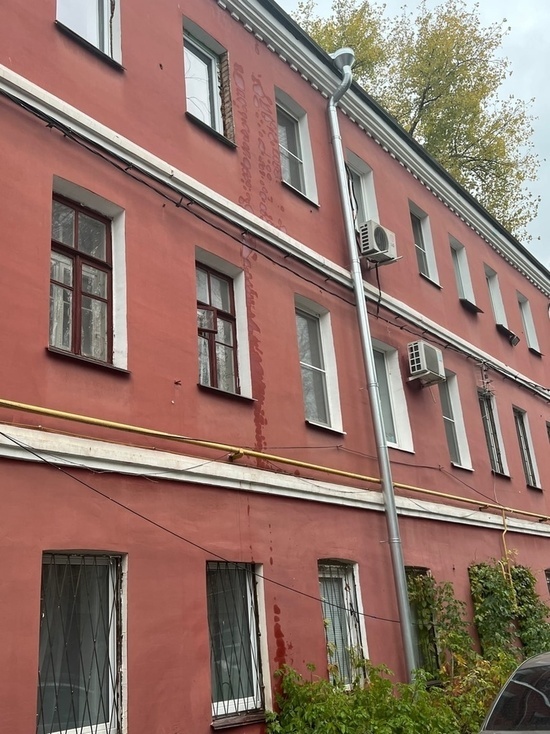 В центре Воронежа после капремонта отопления обвалился потолок у жителей 77-летнего дома