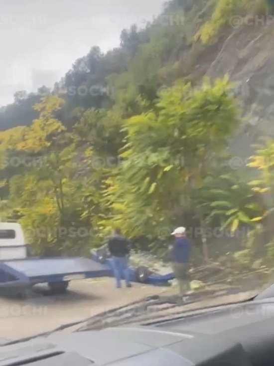 На Мамайском перевале в Сочи легковой автомобиль опрокинулся на крышу