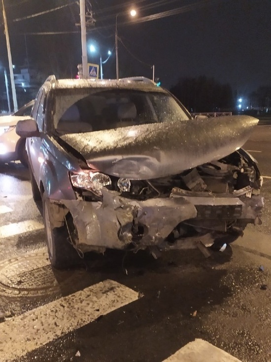 ДТП произошло вечером 20 октября на углу Троицкого проспекта и улицы Выучейского