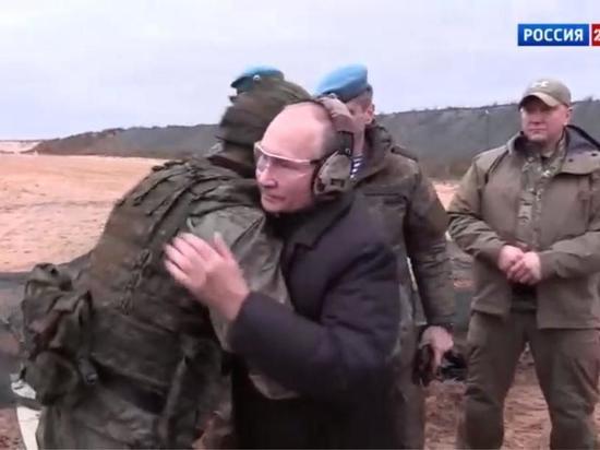 Владимир Путин обнял мобилизованного рязанца и пожелал ему удачи