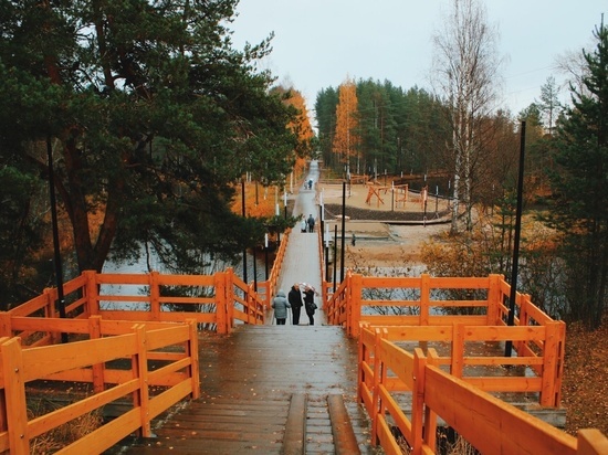 Работы по благоустройству парка в городе Карелии продолжаются