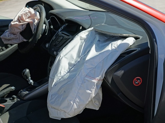 Водитель Toyota Allion затормозил в багажник Toyota Aqva в Южно-Сахалинске