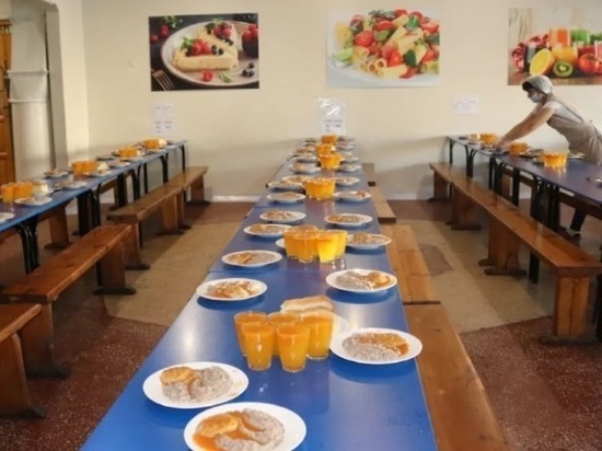 Учеников алтайской школы перестали кормить из-за проблем с поварами