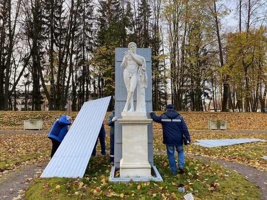 Скульптуры в парке Гатчины «переодели» к зиме