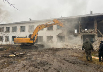 В барнаульском поселке Пригородном начали сносить аварийный дом на улице Жданова, 17, сообщает официальный сайт администрации города