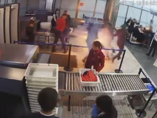 Взрыв пауэрбанка в сумке пассажира аэропорта в Казахстане попал на видео