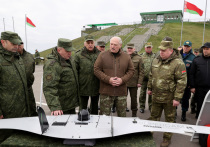 Президент Белоруссии Александр Лукашенко ознакомился с экспозицией белорусских, российских и китайских военных беспилотников