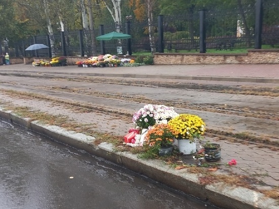 На месте трагедии в центре Донецка образовался мемориал