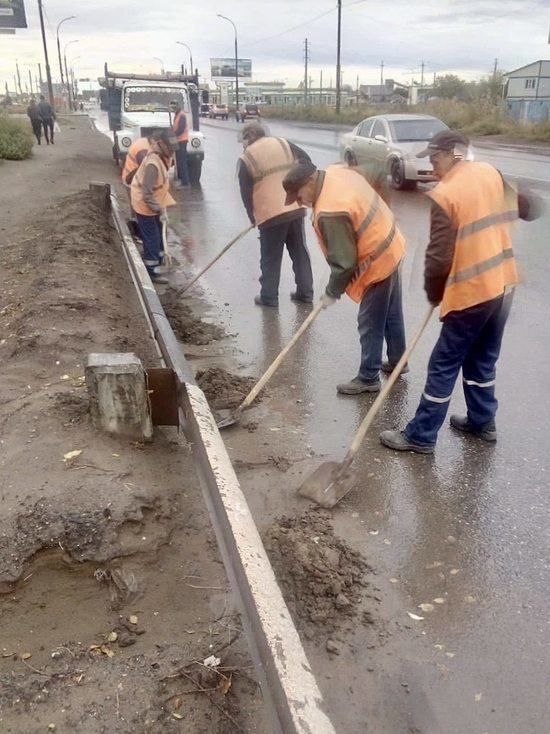 В Астрахани коммунальщики приступили к чистке мостов