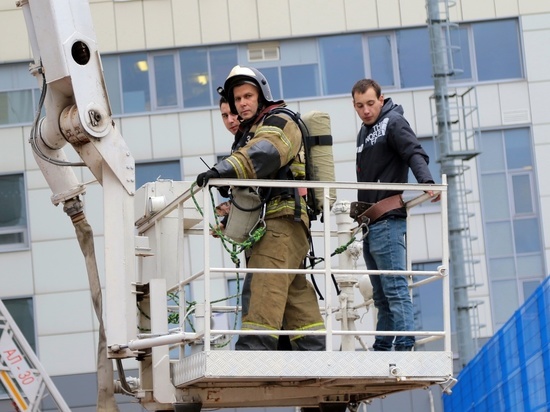 В Смоленске прошли пожарные учения на высотном здании