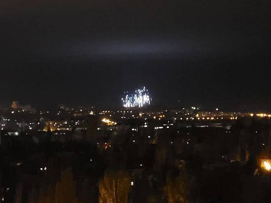 Над Донецком сфотографировали осветительную люстру