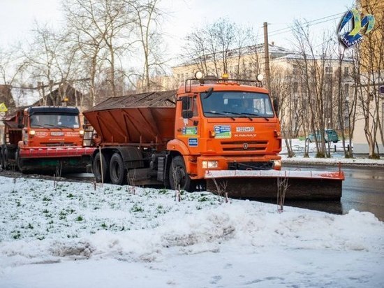 Силы дорожных служб брошены на уборку первого октябрьского снега в Мурманске