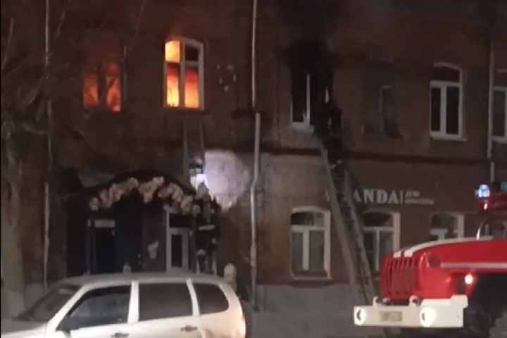 В Костроме на улице Ленина горел двухэтажный жилой дом