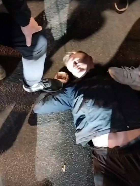 В Курске агрессивный парень кидался ночью с ножом на людей на дороге возле «Ленты»