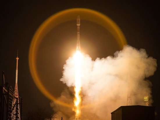 Ракету "Союз-2.1а" установили на стартовом столе на Байконуре