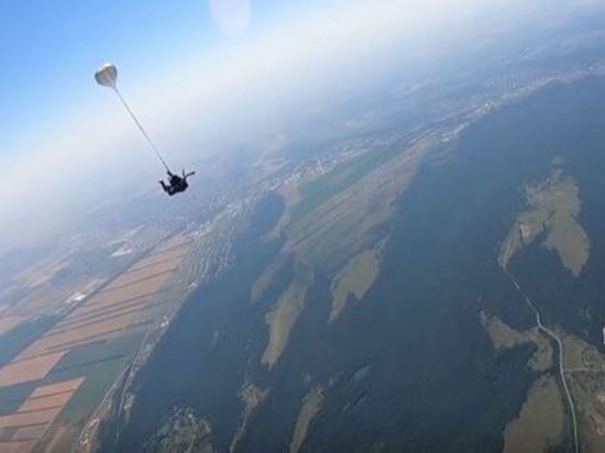 Жена погибшего десантника из Ставрополя прыгнула в его честь с парашютом