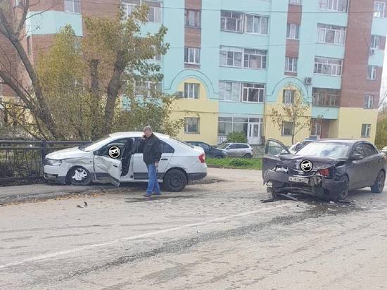 В Пензе у Маяка жестко столкнулись две легковушки