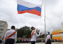 Замглавы администрации президента РФ Сергей Кириенко заявил, что большинство взрослых членов семей школьников поддерживают проведение в школах церемоний исполнения гимна и поднятия государственного флага