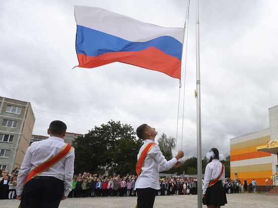 Кириенко уверен, что более 80% родителей поддерживают линейки с флагом и гимном в школах
