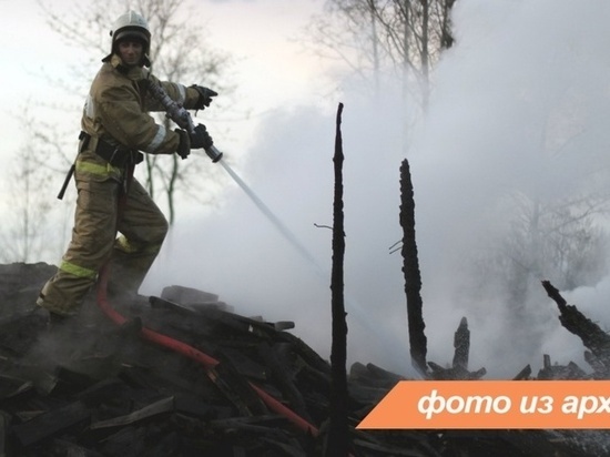 Больше часа тушили горящий дом в садоводстве Кировского района