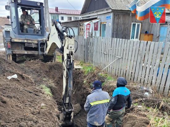 Семье мобилизованного жителя Сахалина помогли провести воду в дом
