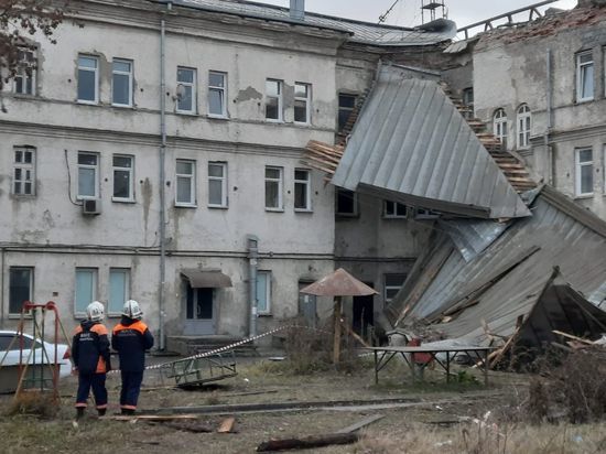 В МЧС показали фото сорванной крыши общежития на Станционной в Новосибирске