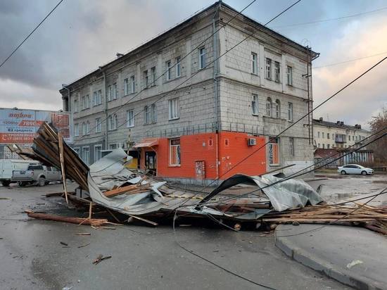 В Новосибирске ветром сорвало крышу c общежития